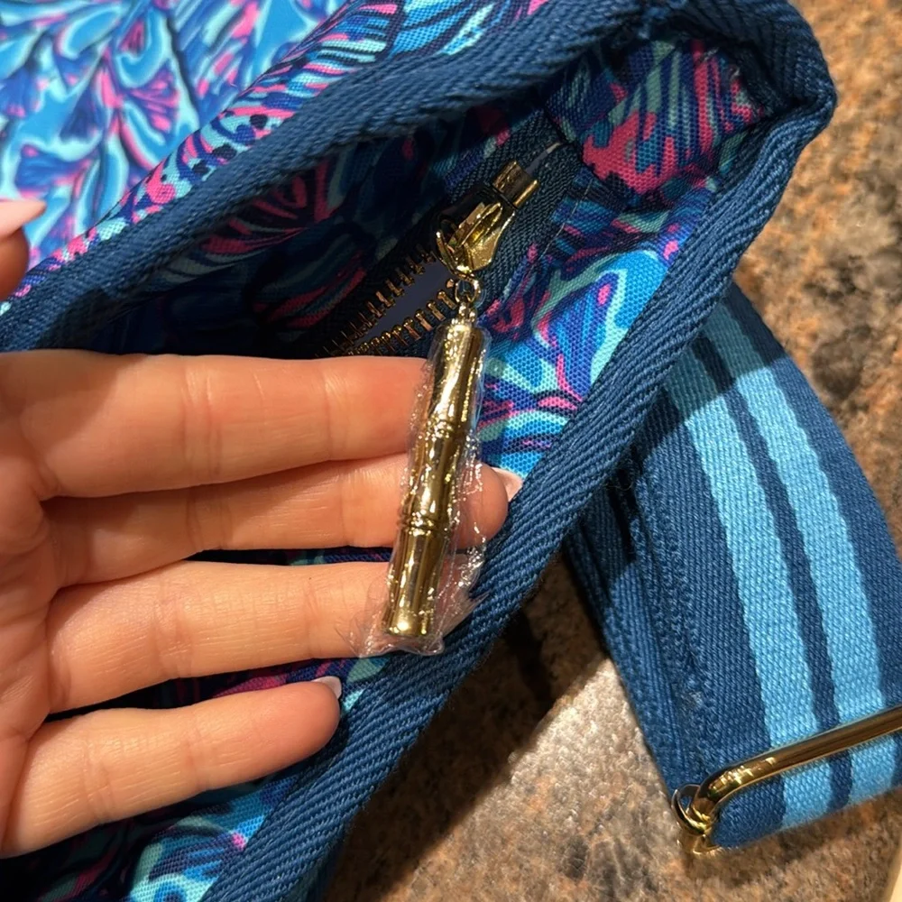 MOVING SALE: Lilly Pulitzer Blue and Pink Cooler Bag - Picture 12 of 13